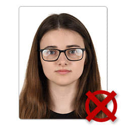 Brýle zakrývají obličejové rysy. Odlesky v brýlích