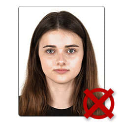 Obličejové rysy jsou nevýrazné. Na obličeji jsou odlesky - přepaly