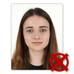 Ohnisko objektivu deformuje obličejové rysy. Ohnisková vzdálenost objektivu 24mm (fullframe).