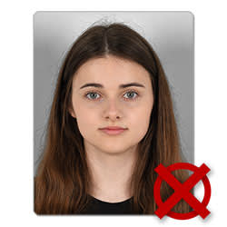 Stíny na fotografickém pozadí. Postava je blízko fotografického pozadí